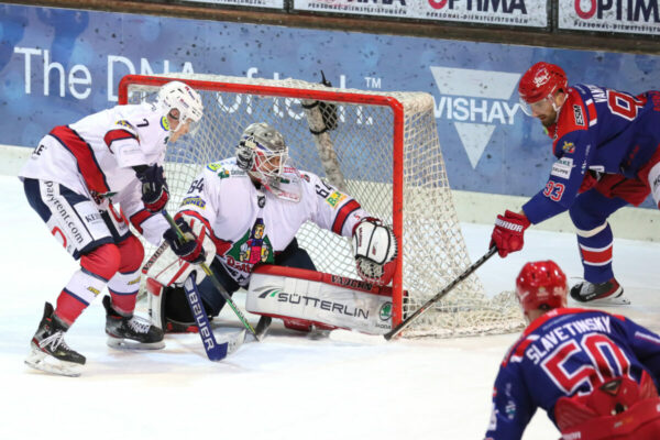 DEL 2 - Selber Wölfe - EHC Freiburg -93- Lukas Vantuch (Selber Wölfe) überlistet -64- Patrik Cerveny (Goalie EHC Freiburg), DEL 2 - Selber Wölfe - EHC Freiburg, Selb, Netzsch-Arena, 25.02.22