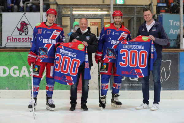 DEL 2 - Selber Wölfe - ESV Kaufbeuren Ehrung für 300 Spiele -10- Benedikt Böhringer (Selber Wölfe) und -17- Florian Ondruschka (Selber Wölfe) mit Vorstand Jürgen Golly und Tobias Ernstberger, DEL 2 - Selber Wölfe - ESV Kaufbeuren, Selb, Netzsch-Arena, 05.03.22