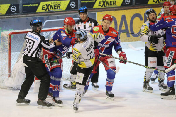 DEL 2 - Selber Wölfe - Bayreuth Tigers -93- Lukas Vantuch (Selber Wölfe) und -73- Tobias Meier (Bayreuth Tigers), DEL 2 - Selber Wölfe - Bayreuth Tigers, Selb, Netzsch-Arena, 18.03.22