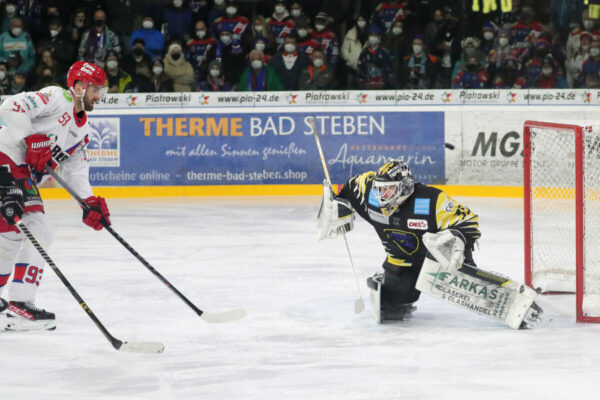 DEL 2 - Bayreuth Tigers vs. Selber Woelfe PD_3 Tor durch Schuss von -9- Brett Thompson (Selber Wölfe), -93- Lukas Vantuch (Selber Wölfe) verdeckt -35- Timo Herden (Goalie Bayreuth Tigers) die Sicht, DEL 2 - Bayreuth Tigers vs. Selber Woelfe PD_3, Bayreuth, Eisstadion Bayreuth, 20.03.22