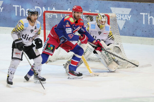 DEL 2 - Selber Wölfe - Bayreuth Tigers -44- Kurt Davis (Bayreuth Tigers), -93- Lukas Vantuch (Selber Wölfe) und -35- Timo Herden (Goalie Bayreuth Tigers), DEL 2 - Selber Wölfe - Bayreuth Tigers, Selb, Netzsch-Arena, 22.03.22