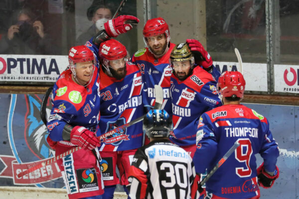 DEL 2 - Selber Wölfe - Bayreuth Tigers Tor durch -93- Lukas Vantuch (Selber Wölfe), -50- Lukas Slavetinsky (Selber Wölfe),-28- Daniel Leavens (Selber Wölfe), -47- Nick Miglio (Selber Wölfe) und -9- Brett Thompson (Selber Wölfe) jubeln, DEL 2 - Selber Wölfe - Bayreuth Tigers, Selb, Netzsch-Arena, 22.03.22