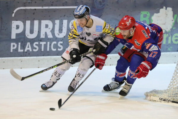 DEL 2 - Selber Wölfe - Bayreuth Tigers -83- Kevin Kunz (Bayreuth Tigers) und -17- Florian Ondruschka (Selber Wölfe), DEL 2 - Selber Wölfe - Bayreuth Tigers, Selb, Netzsch-Arena, 22.03.22