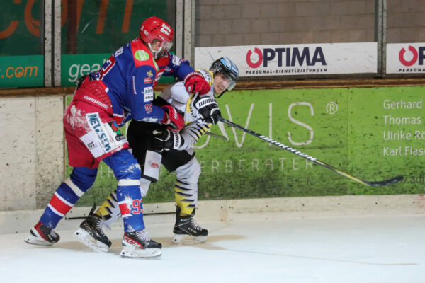 DEL 2 - Selber Wölfe - Bayreuth Tigers -93- Lukas Vantuch (Selber Wölfe) fightet mit -19- Ivan Kolozvary (Bayreuth Tigers), DEL 2 - Selber Wölfe - Bayreuth Tigers, Selb, Netzsch-Arena, 22.03.22