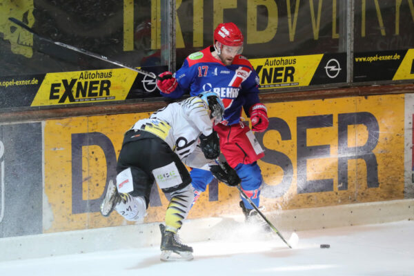 DEL 2 - Selber Wölfe - Bayreuth Tigers -42- Tim Zimmermann (Bayreuth Tigers) und -17- Florian Ondruschka (Selber Wölfe), DEL 2 - Selber Wölfe - Bayreuth Tigers, Selb, Netzsch-Arena, 27.03.22