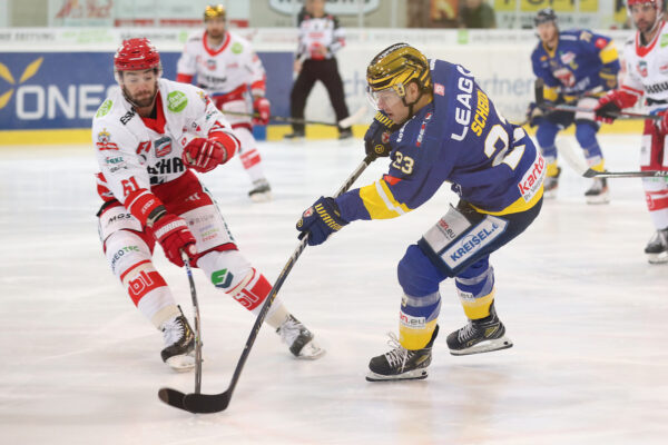 16.10.2022, Weisswasser, Lausitzer Fuechse vs. Selber Woelfe

Peter Trska (61, Selber Woelfe), Lane Scheidl (23, Lausitzer Fuechse)