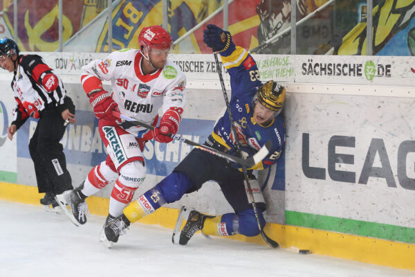 16.10.2022, Weisswasser, Lausitzer Fuechse vs. Selber Woelfe  Jakub Kania (50, Selber Woelfe), Lane Scheidl (23, Lausitzer Fuechse)