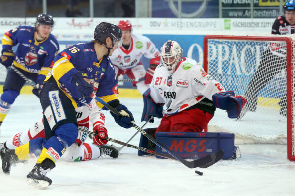 16.10.2022, Weisswasser, Lausitzer Fuechse vs. Selber Woelfe  Teemu Henritius (16, Lausitzer Fuechse), Michel Weidekamp (27, Selber Woelfe)