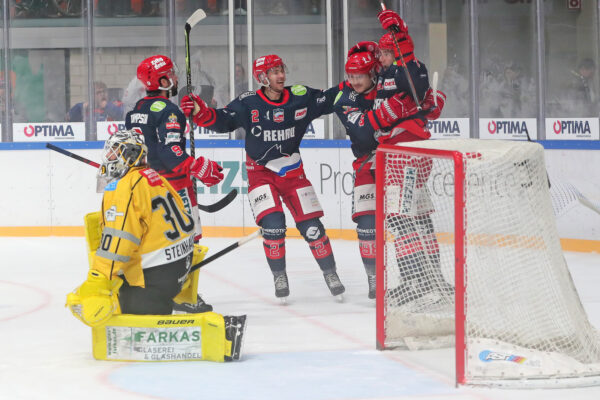 Tor durch -92- Richard Gelke (Selber Woelfe), -9- Brett Thompson (Selber Woelfe), -2- Mauriz Silbermann (Selber Woelfe), -98- Mark McNeill (Selber Woelfe) und -30- Lukas Steinhauer (Bayreuth Tigers), DEL 2 - Selber Wölfe - Bayreuth Tigers, Selb, Netzsch-Arena, 30.10.22