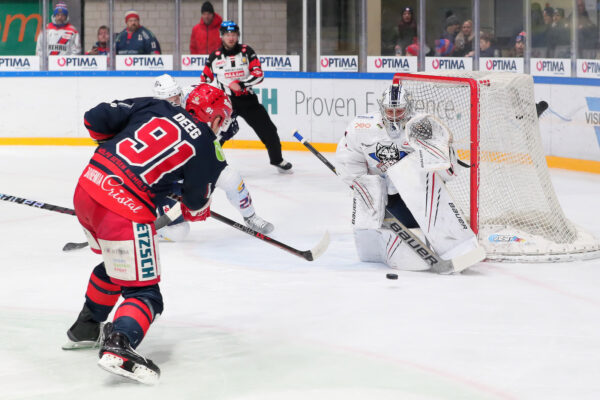 -91- Steven Deeg (Selber Woelfe) scheitert an -1- Jake Kielly (Goalie EC Kassel Huskies), DEL 2 - Selber Wölfe - EC Kassel Huskies, Selb, Netzsch-Arena, 11.12.22