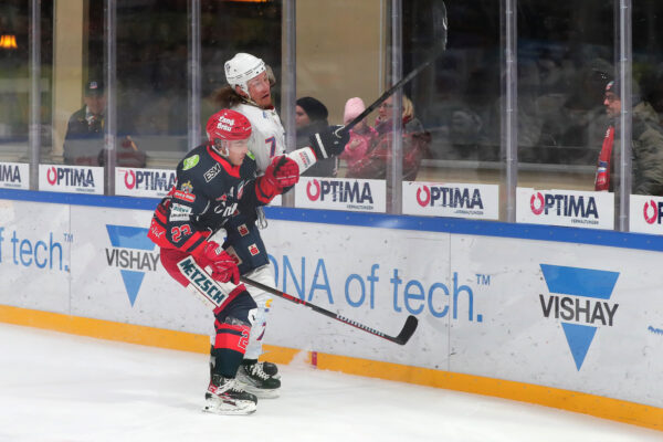 -23- Oliver Noack (Selber Woelfe) und -7- Joel Keussen (EC Kassel Huskies), DEL 2 - Selber Wölfe - EC Kassel Huskies, Selb, Netzsch-Arena, 11.12.22