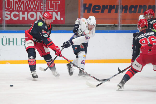 -20- Kevin Lavallée (Selber Woelfe) und -66- Darren Mieszkowski (EC Kassel Huskies), DEL 2 - Selber Wölfe - EC Kassel Huskies, Selb, Netzsch-Arena, 11.12.22