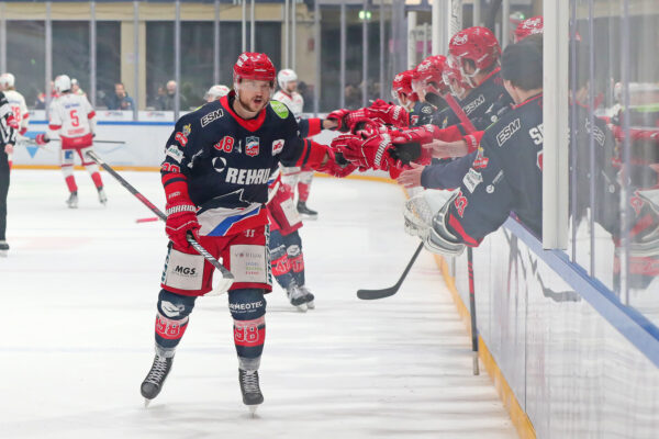 Tor zum 1:0 durch -98- Mark McNeill (Selber Woelfe), DEL 2 - Selber Wölfe - Eisbären Regensburg, Selb, Netzsch-Arena, 08.01.23