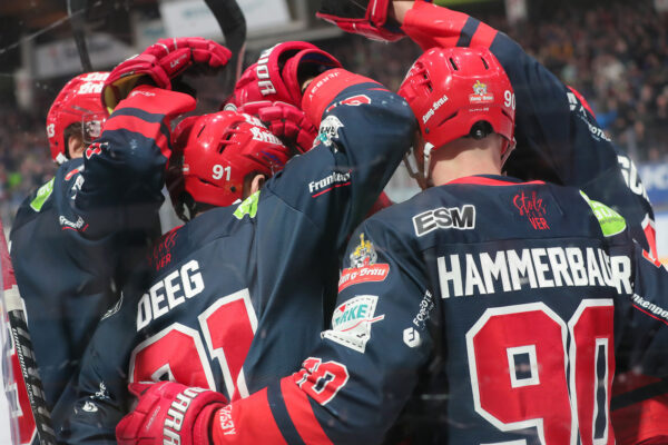 Torjubel zum 2:0 durch -91- Steven Deeg (Selber Woelfe), DEL 2 - Selber Wölfe - Eisbären Regensburg, Selb, Netzsch-Arena, 08.01.23