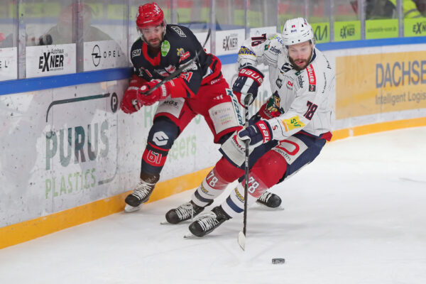 -61- Peter Trska (Selber Woelfe), -78- Kevin Orendorz (EHC Freiburg), DEL 2 - Selber Wölfe - EHC Freiburg, Selb, Netzsch-Arena, 22.01.23