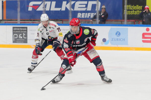 -89- Bryce Reddick (Selber Woelfe) beim Schuss zum 1:0 für Selb, DEL 2 - Selber Wölfe - EHC Freiburg, Selb, Netzsch-Arena, 22.01.23