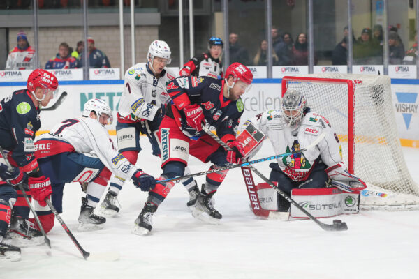 -88- Daniel Schwamberger (Selber Woelfe) scheitert an -64- Patrik Cerveny (Goalie EHC Freiburg), DEL 2 - Selber Wölfe - EHC Freiburg, Selb, Netzsch-Arena, 22.01.23