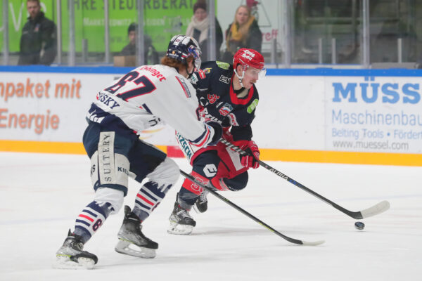 -67- Tim Sezemsky (Ravensburg Towerstars), -36- Lukas Klughardt (Selber Woelfe), DEL 2 - Selber Wölfe - Ravensburg Towerstars, Selb, Netzsch-Arena, 05.02.23