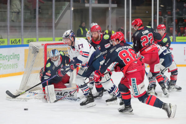 -1- Michael Bitzer (Goalie Selber Woelfe), -77- Robbie Czarnik (Ravensburg Towerstars), -20- Kevin Lavallée (Selber Woelfe), -86- Philip Woltmann (Selber Woelfe), DEL 2 - Selber Wölfe - Ravensburg Towerstars, Selb, Netzsch-Arena, 05.02.23