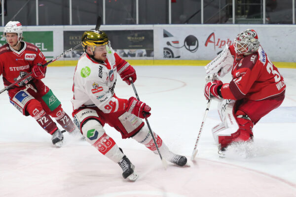 -72- André Bühler (Eisbären Regensburg), -98- Mark McNeill (Selber Woelfe), -32- Devin Williams (Goalie Eisbären Regensburg), DEL 2 - Eisbären Regensburg - Selber Wölfe, Regensburg, Donau-Arena, 19.02.23