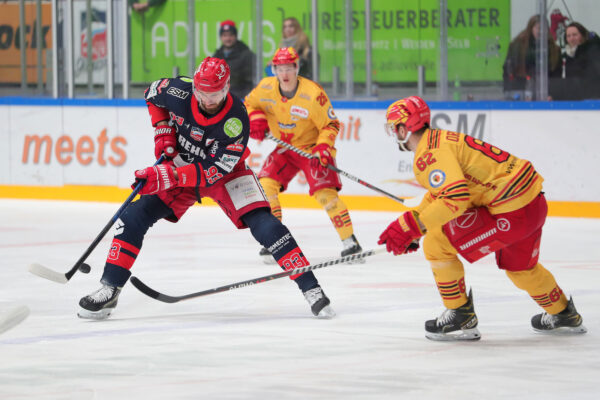 -93- Lukas Vantuch (Selber Woelfe), -62- Dieter Orendorz (ESV Kaufbeuren), DEL 2 - Selber Wölfe - ESV Kaufbeuren, Selb, Netzsch-Arena, 26.02.23