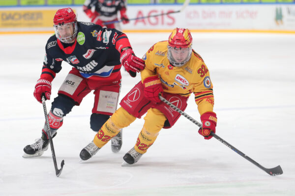 -88- Daniel Schwamberger (Selber Woelfe), -32- Nicolas Appendino (ESV Kaufbeuren), DEL 2 - Selber Wölfe - ESV Kaufbeuren, Selb, Netzsch-Arena, 26.02.23