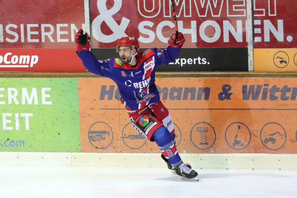 Torjubel vom Torschützen -8- Boiarchinov, Feodor (Selber Wölfe) zum 1:1 , DEL 2 - Selber Wölfe - EC Kassel Huskies, Selb, Netzsch-Arena, 26.12.21