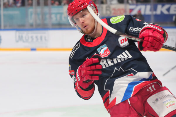 Tor zum 2:0 durch -91- Steven Deeg (Selber Woelfe), DEL 2 - Selber Wölfe - Eisbären Regensburg, Selb, Netzsch-Arena, 08.01.23