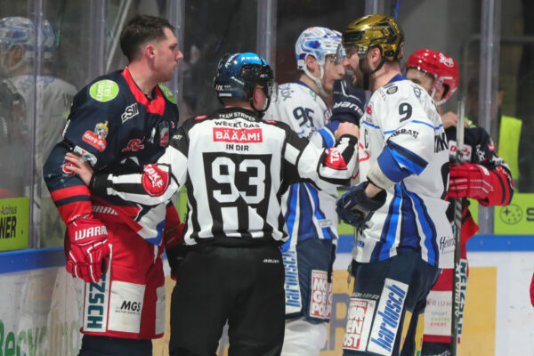 -92- Richard Gelke (Selber Woelfe), -93- Christopher Milling (DEL2 Team Stripes), -9- Jordan Knackstedt (Dresdner Eislöwen), DEL 2 - Selber Wölfe - Dresdner Eislöwen, Selb, Netzsch-Arena, 10.02.23