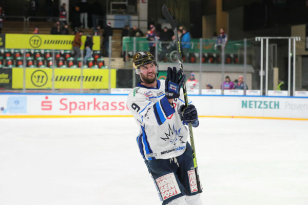 Jubel nach dem Sieg der Dresdner Eislöwen, -9- Jordan Knackstedt (Dresdner Eislöwen), DEL 2 - Selber Wölfe - Dresdner Eislöwen, Selb, Netzsch-Arena, 10.02.23