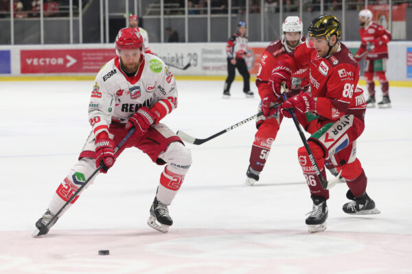 -20- Kevin Lavallée (Selber Woelfe), -86- Corey Trivino (Eisbären Regensburg), DEL 2 - Eisbären Regensburg - Selber Wölfe, Regensburg, Donau-Arena, 19.02.23