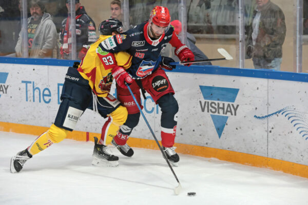 -79- Calvin Pokorny (EHC Freiburg), -93- Lukas Vantuch (Selber Woelfe), DEL 2 - Selber Wölfe - EHC Freiburg, Selb, Netzsch-Arena, 15.10.23