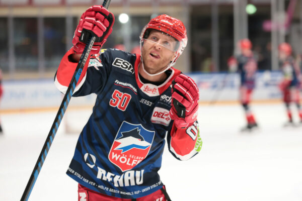 -50- Chad Bassen (Selber Woelfe) jubelt nach dem Heimsieg, DEL 2 - Selber Woelfe vs. Lausitzer Fuechse, Selb, Netzsch-Arena, 17.12.23