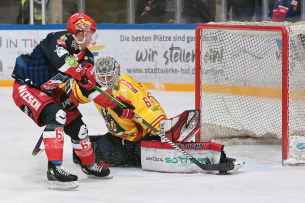 -63- Chad Bassen (Selber Woelfe), -64- Patrik Cerveny (Goalie EHC Freiburg), DEL 2 - Selber Wölfe - EHC Freiburg, Selb, Netzsch-Arena, 12.01.24