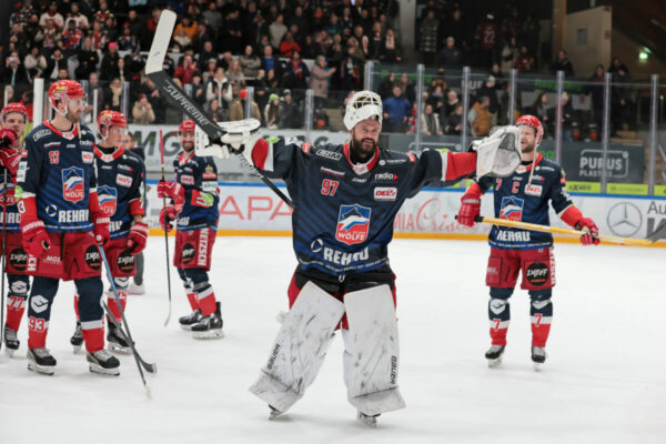 -97- Ilya Andryukhov (Goalie Selber Wölfe) jubelt, DEL 2 - Selber Wölfe - Ravensburg Towerstars, Selb, Netzsch-Arena, 04.02.24