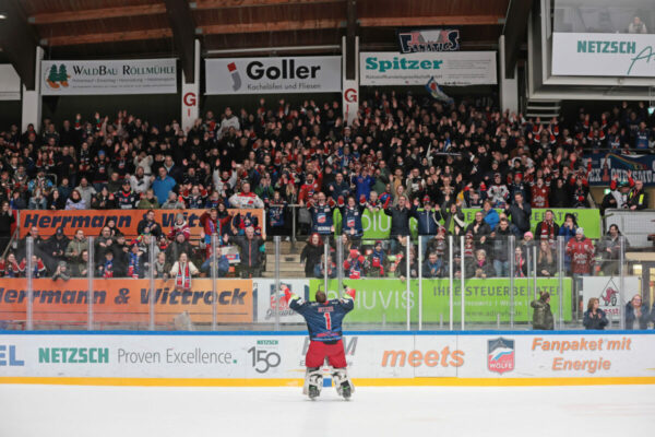 -1- Michael Bitzer (Goalie Selber Woelfe) Jubel nach dem Sieg der Selber Wölfe, DEL 2 - Selber Wölfe - Bietigheim Steelers, Selb, Netzsch-Arena, 11.02.24