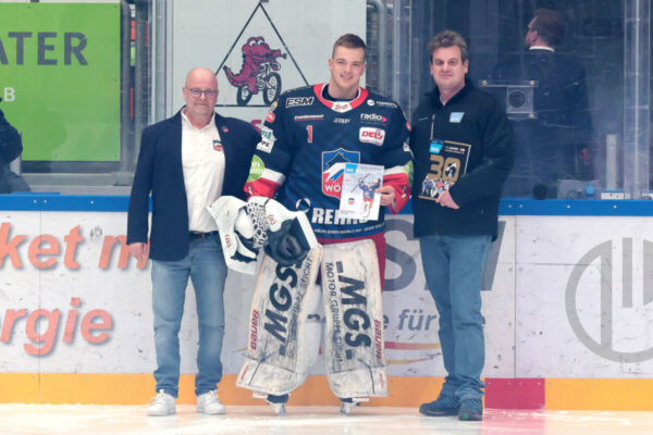 Peter Pahlen, -1- Michael Bitzer (Goalie Selber Woelfe), Michael Sparer, Wahl Goalie des Monats , DEL 2 - Selber Wölfe - EV Landshut, Selb, Netzsch-Arena, 20.02.24