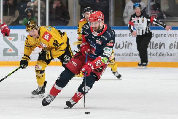 -43- Alexander Weiß (Krefeld Pinguine), -93- Lukas Vantuch (Selber Woelfe), DEL 2 - Selber Wölfe - Krefeld Pinguine, Selb, Netzsch-Arena, 01.03.24