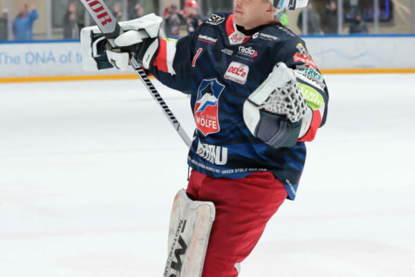 -1- Michael Bitzer (Goalie Selber Woelfe) feiert mit den Fans, DEL 2 - Selber Wölfe - Krefeld Pinguine, Selb, Netzsch-Arena, 01.03.24